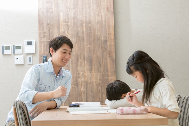 勉強する親子